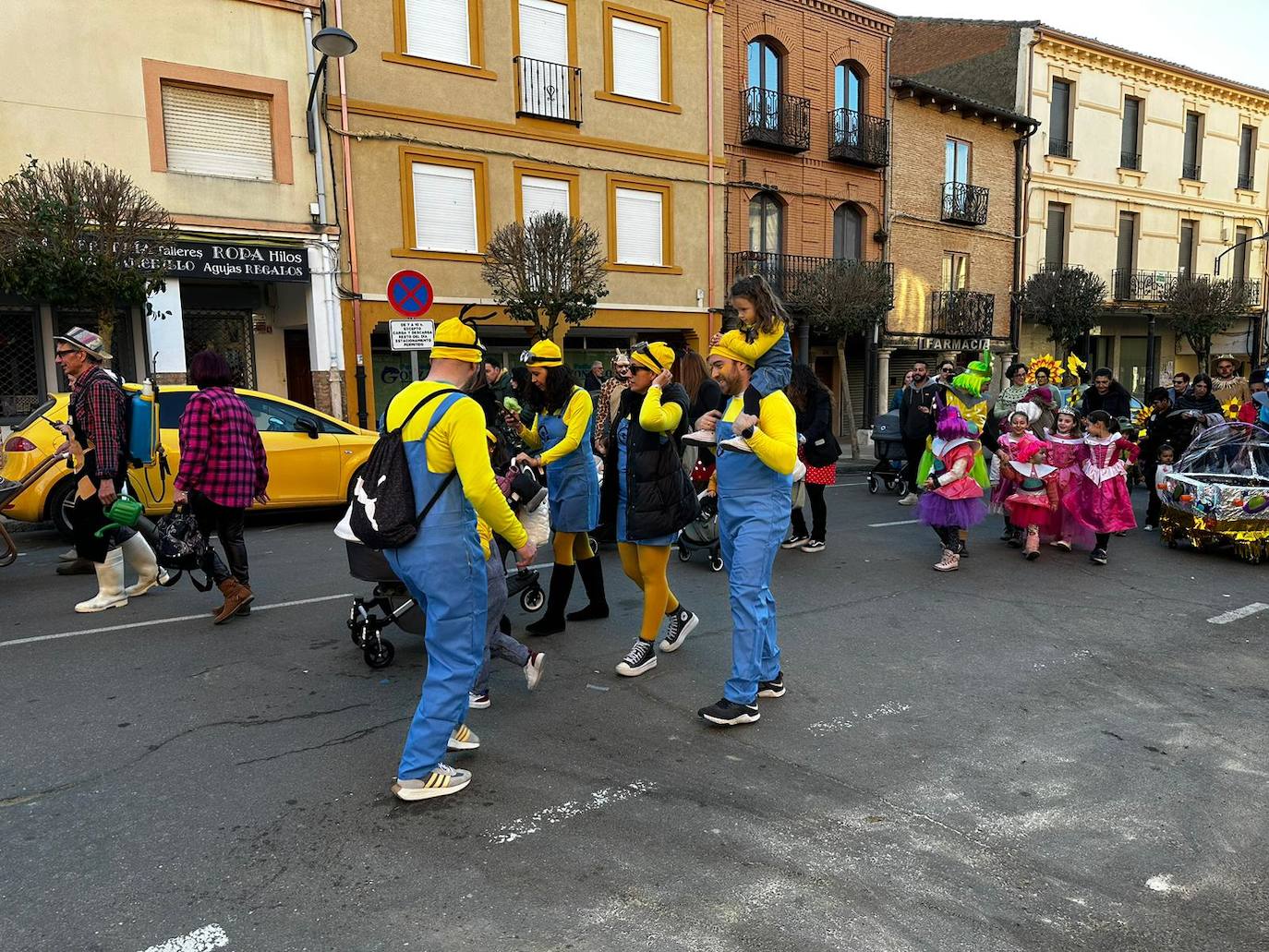 La localidad facundina ha celebrado su tradicional desfile de carnaval donde no han faltado los disfraces más originales y sin olvidar los clásicos.