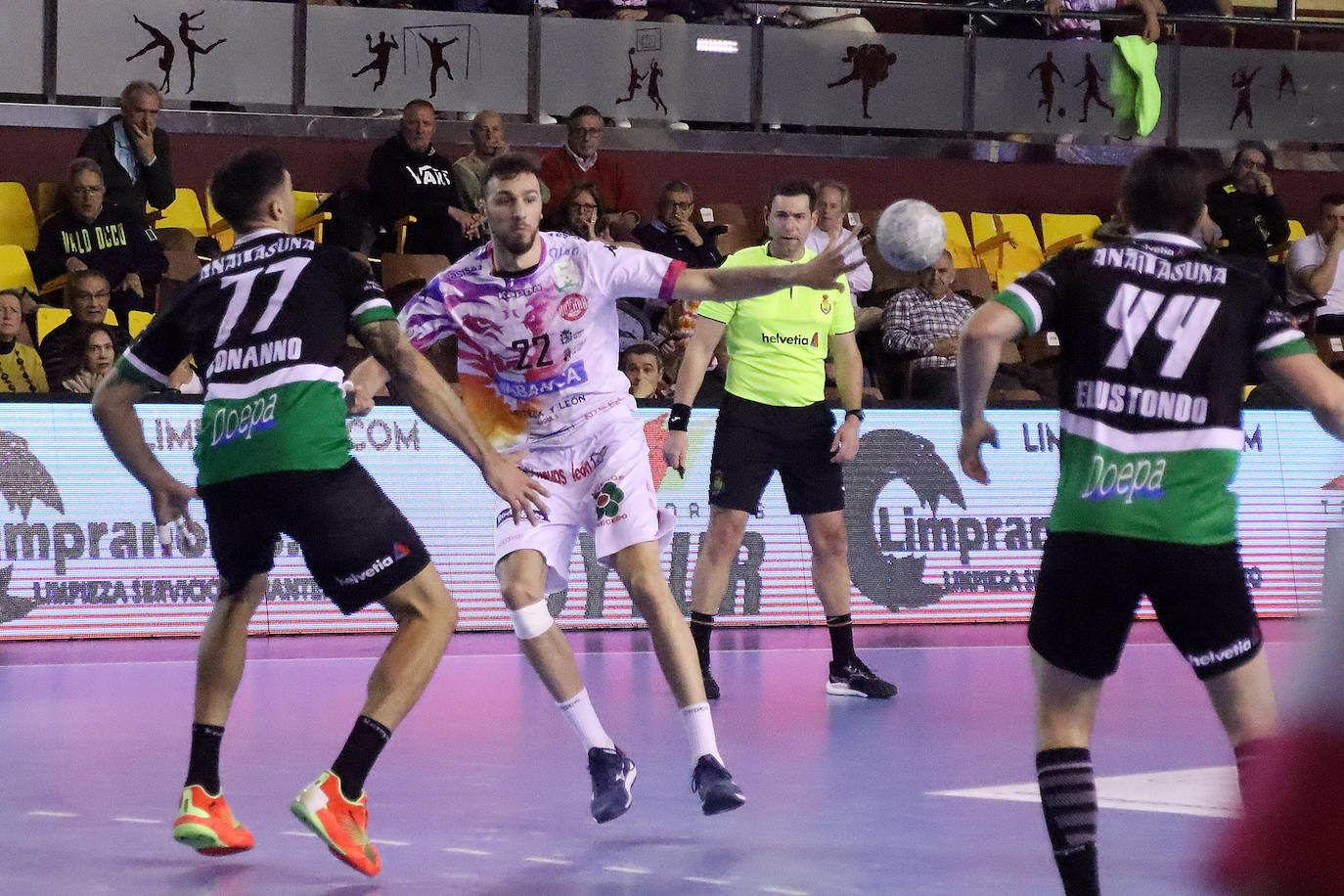 Partido disputado en el Palacio de los Deportes