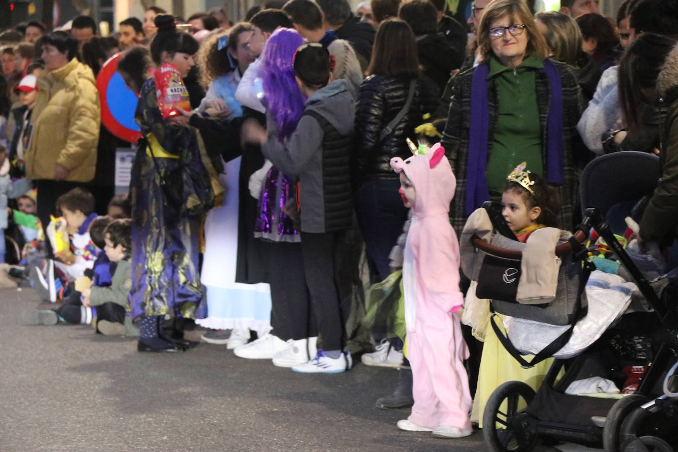 Centenares de personas acuden a la llamada de la fiesta y se disfrazan en esta jornada de sábado.