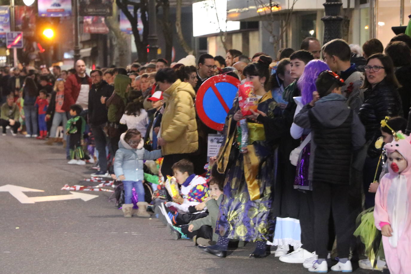 Centenares de personas acuden a la llamada de la fiesta y se disfrazan en esta jornada de sábado.