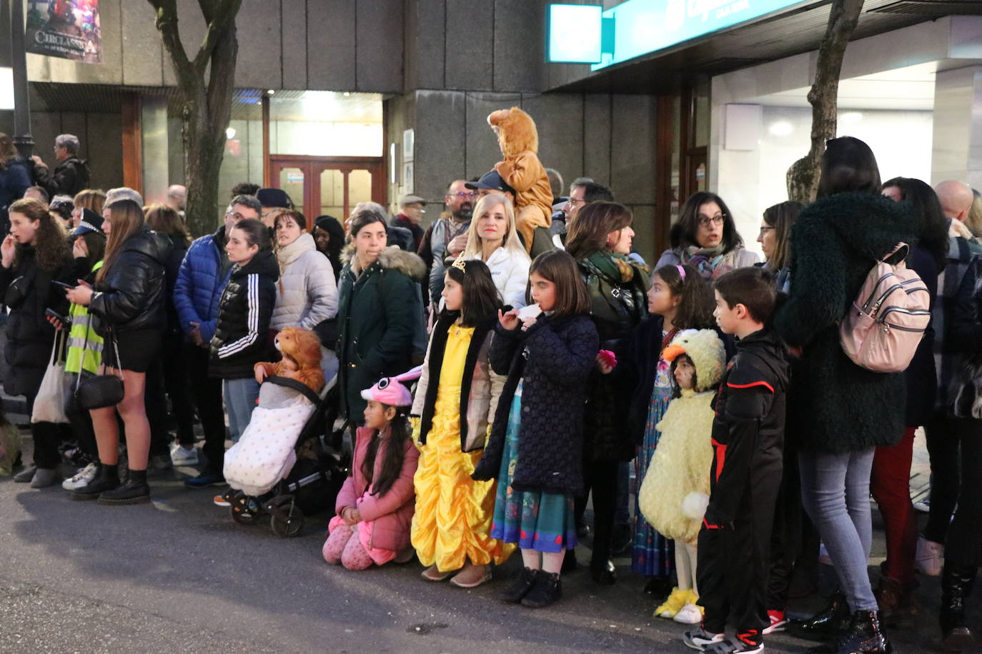 Centenares de personas acuden a la llamada de la fiesta y se disfrazan en esta jornada de sábado.