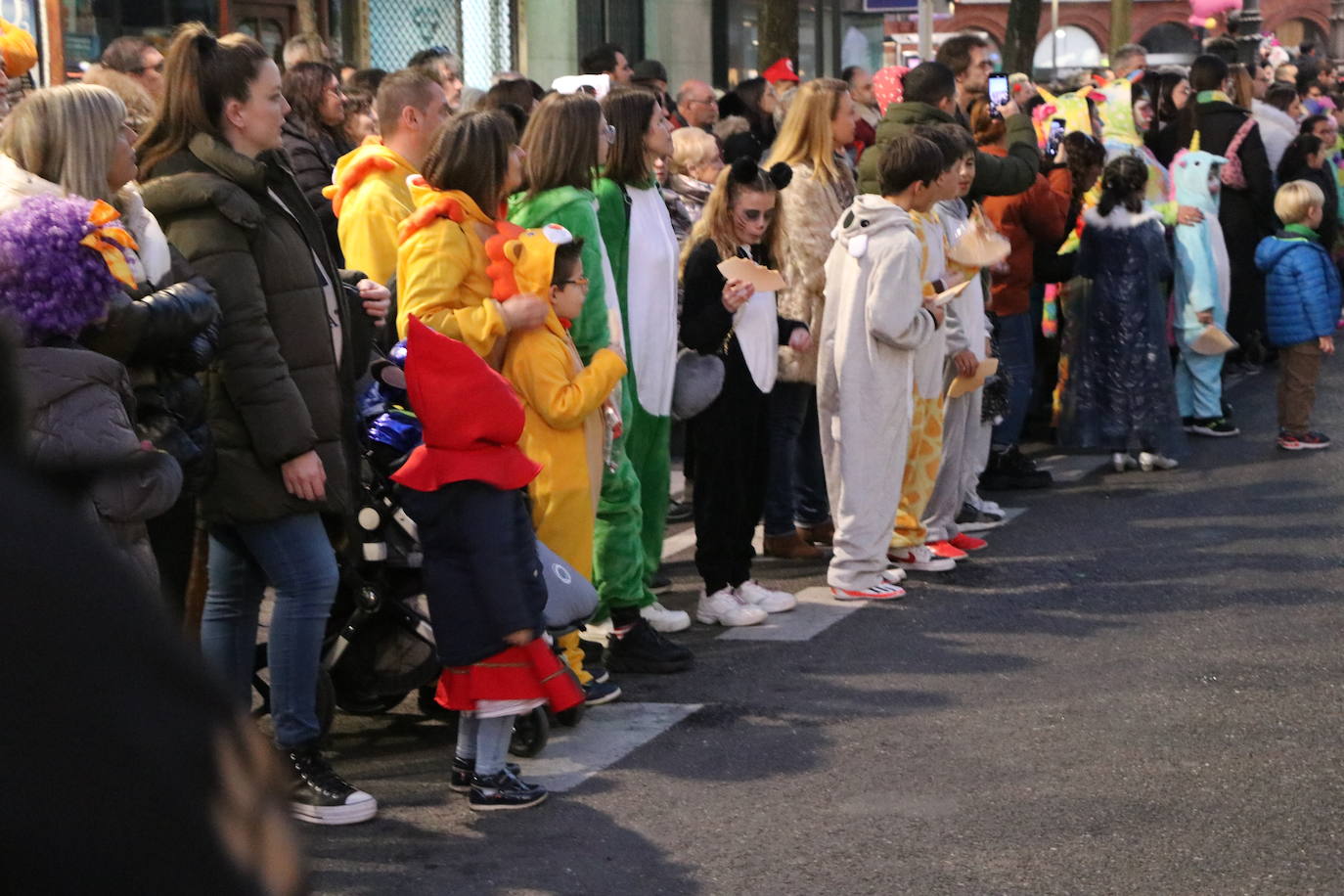 Centenares de personas acuden a la llamada de la fiesta y se disfrazan en esta jornada de sábado.