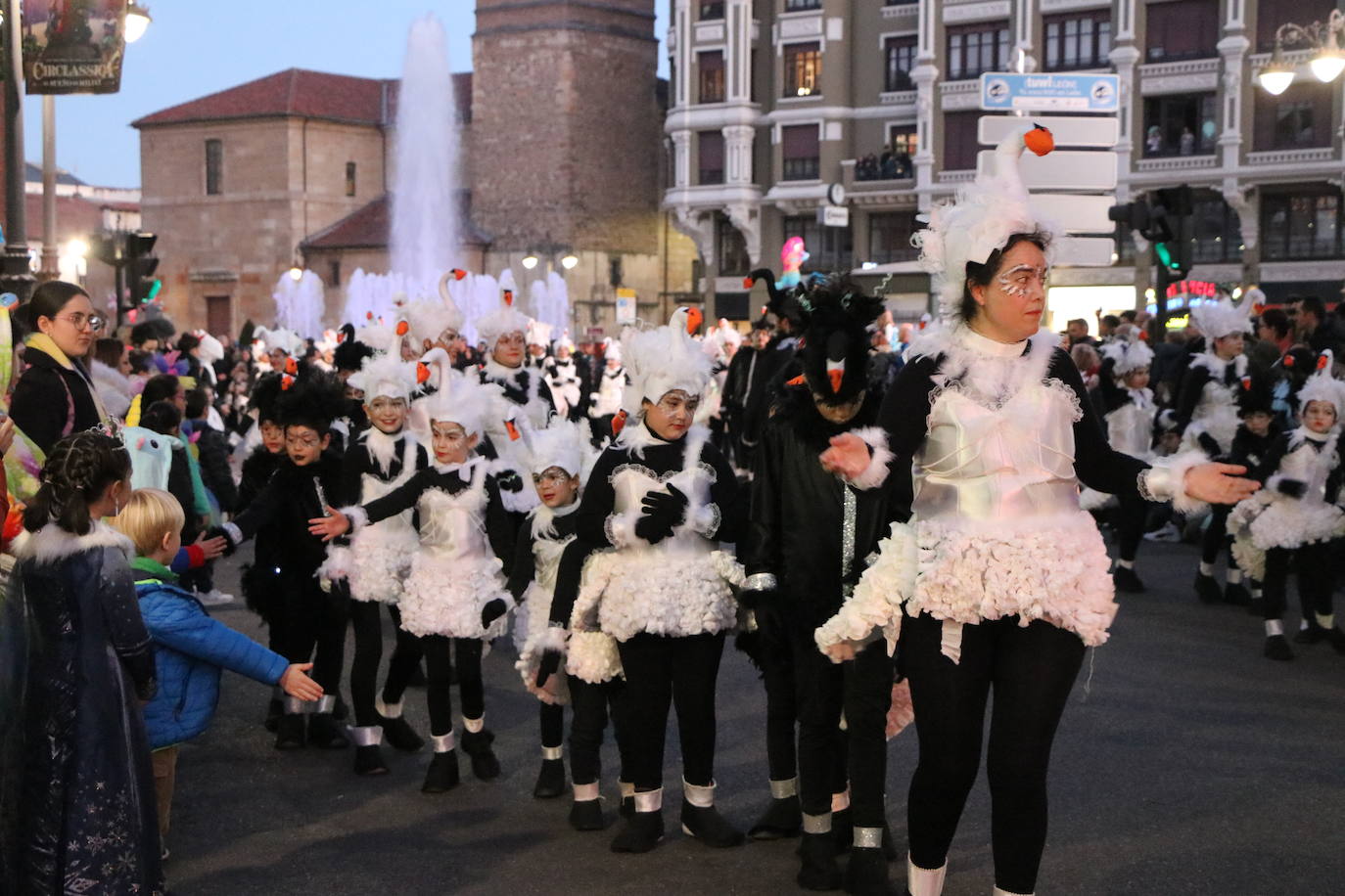 Centenares de personas acuden a la llamada de la fiesta y se disfrazan en esta jornada de sábado.