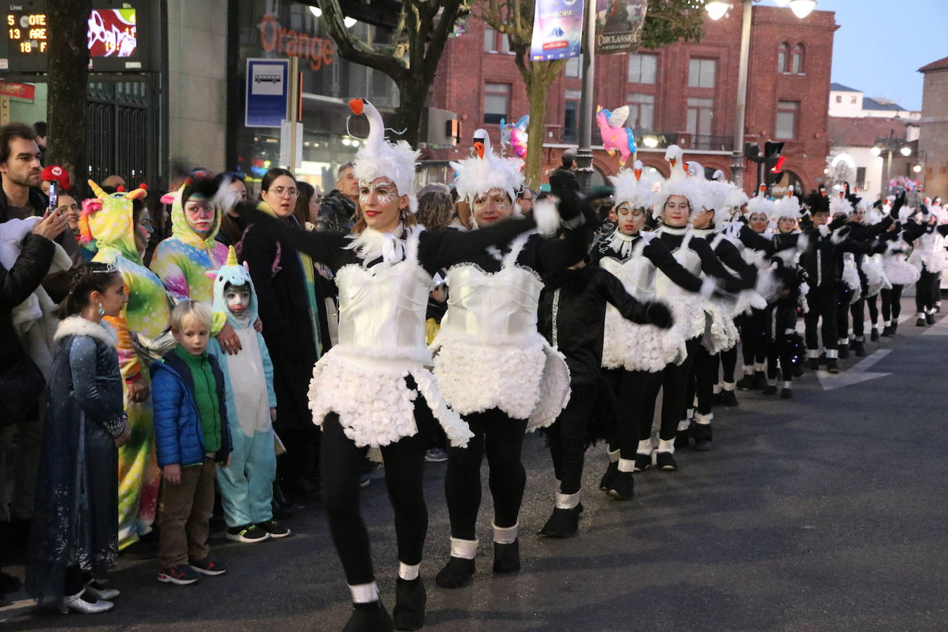 Centenares de personas acuden a la llamada de la fiesta y se disfrazan en esta jornada de sábado.