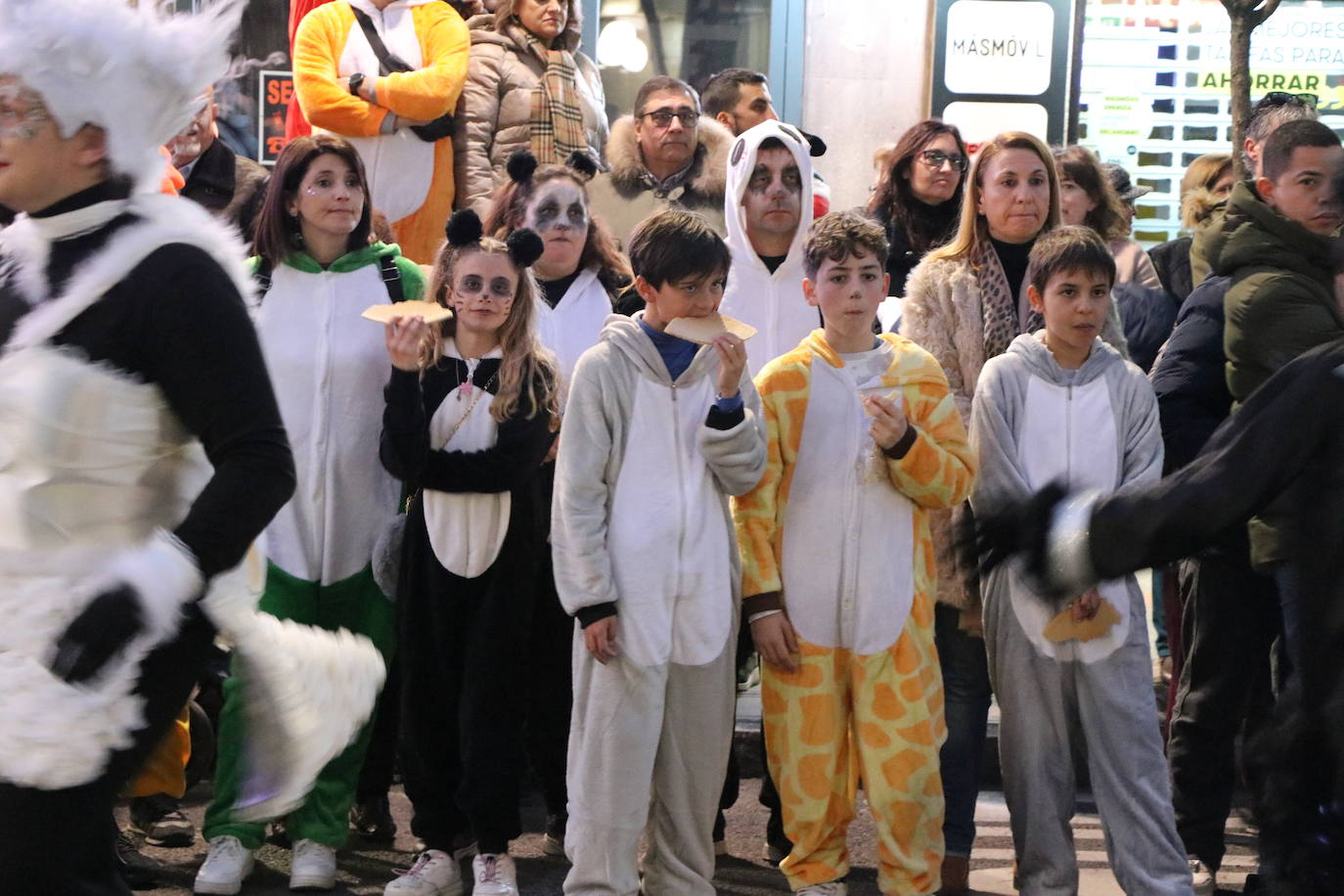 Centenares de personas acuden a la llamada de la fiesta y se disfrazan en esta jornada de sábado.