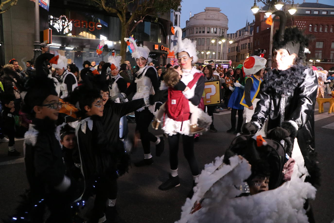 Centenares de personas acuden a la llamada de la fiesta y se disfrazan en esta jornada de sábado.