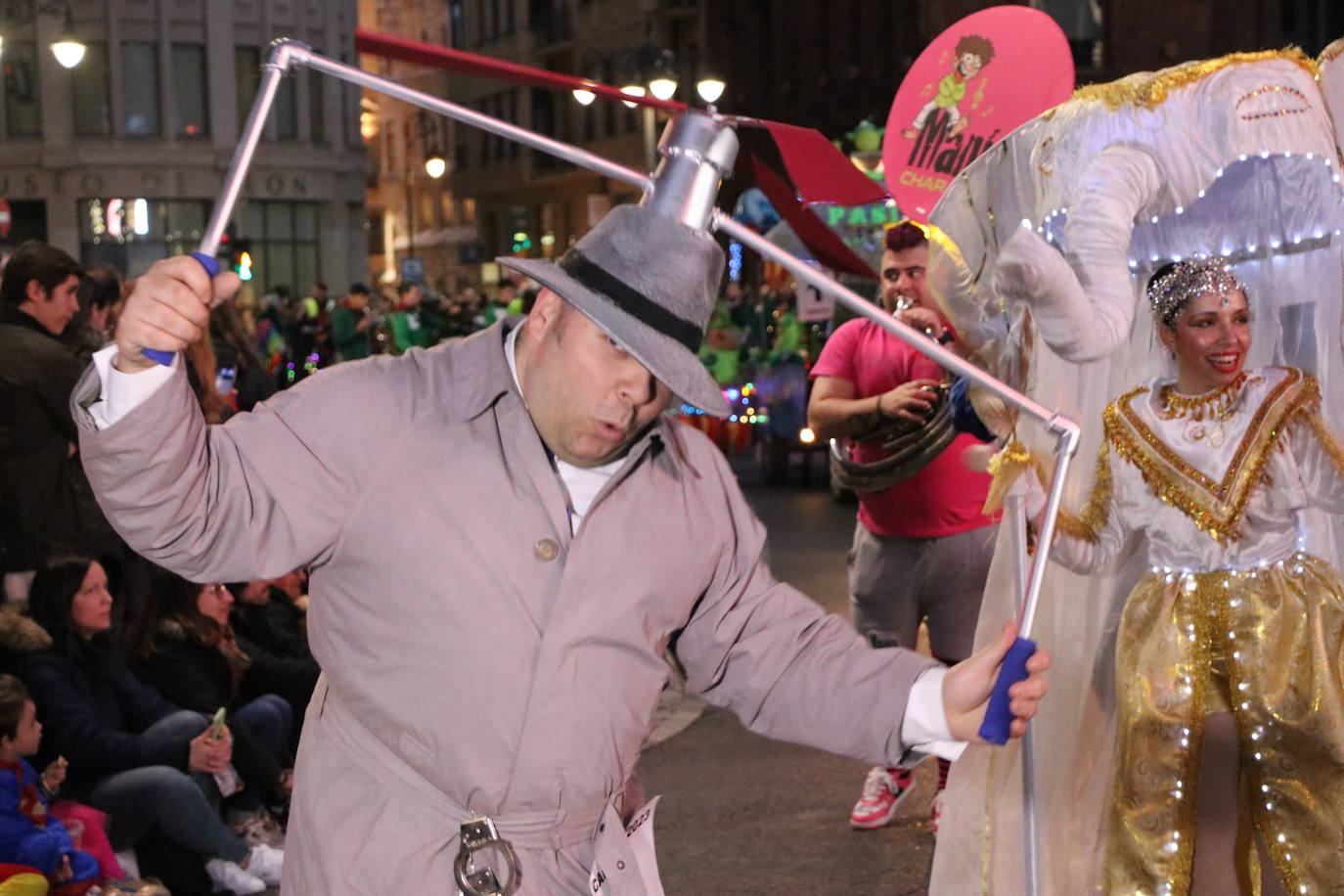 Centenares de personas acuden a la llamada de la fiesta y se disfrazan en esta jornada de sábado.