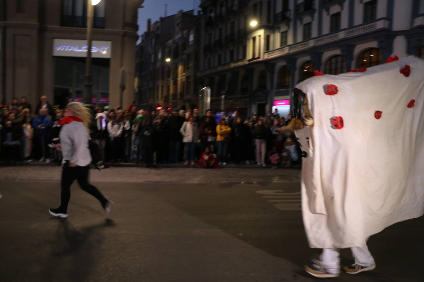 Centenares de personas acuden a la llamada de la fiesta y se disfrazan en esta jornada de sábado.