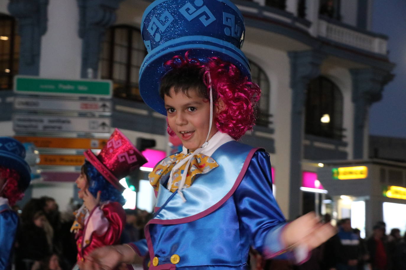 Centenares de personas acuden a la llamada de la fiesta y se disfrazan en esta jornada de sábado.