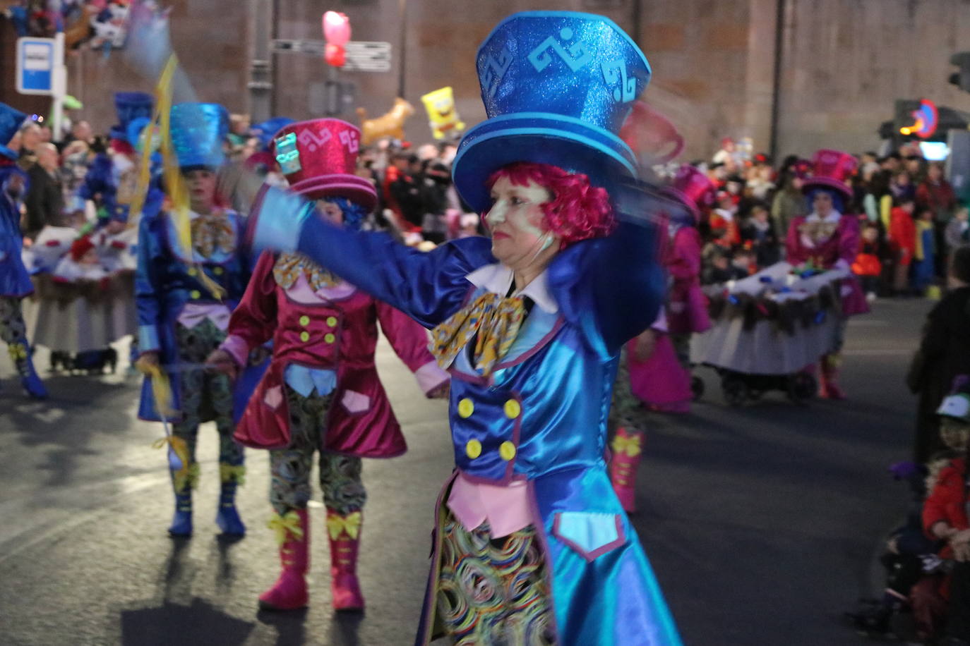 Centenares de personas acuden a la llamada de la fiesta y se disfrazan en esta jornada de sábado.