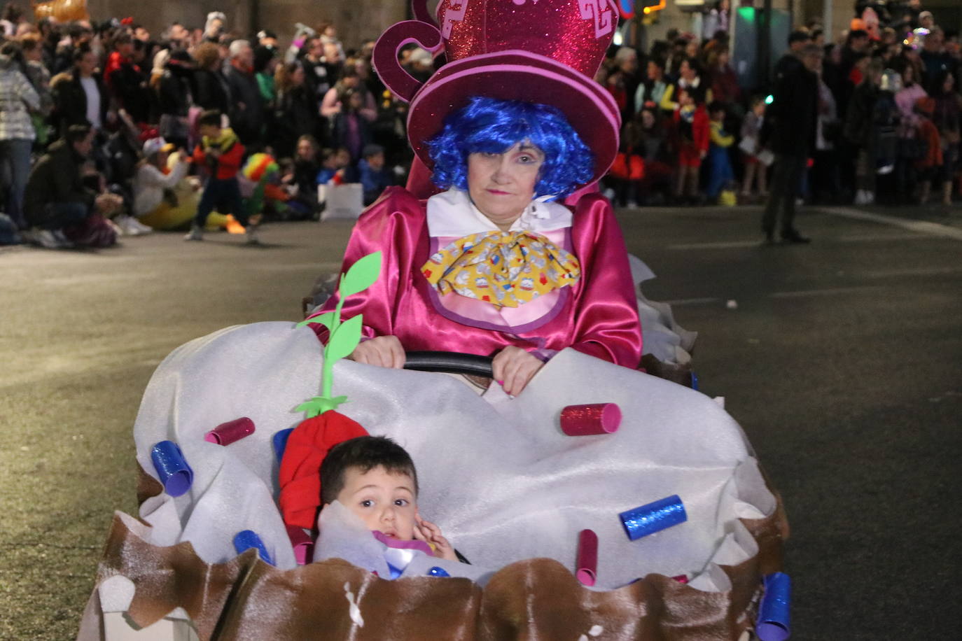 Centenares de personas acuden a la llamada de la fiesta y se disfrazan en esta jornada de sábado.