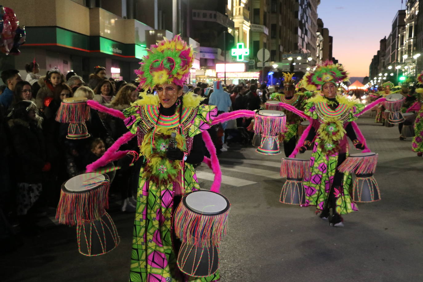 Centenares de personas acuden a la llamada de la fiesta y se disfrazan en esta jornada de sábado.