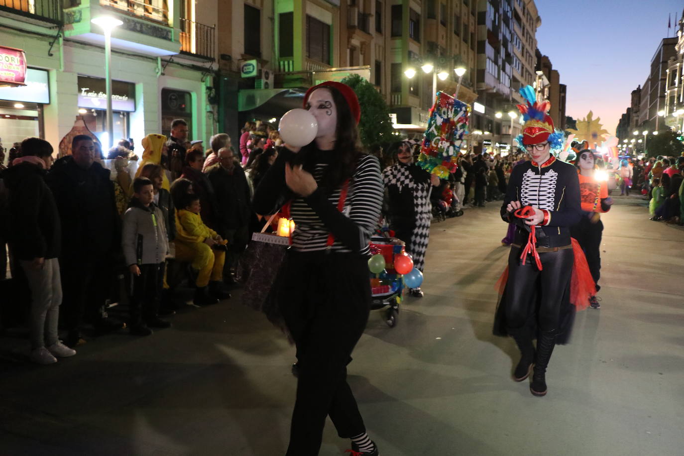 La mayor asistencia que se recuerda a una cabalgata en la capital llena de color y alegría las calles de la ciudad.