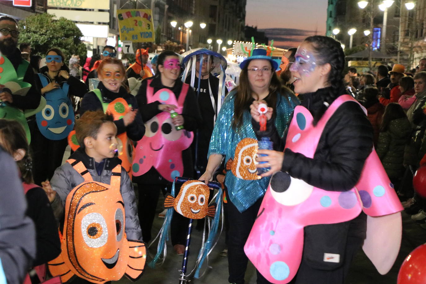 La mayor asistencia que se recuerda a una cabalgata en la capital llena de color y alegría las calles de la ciudad.