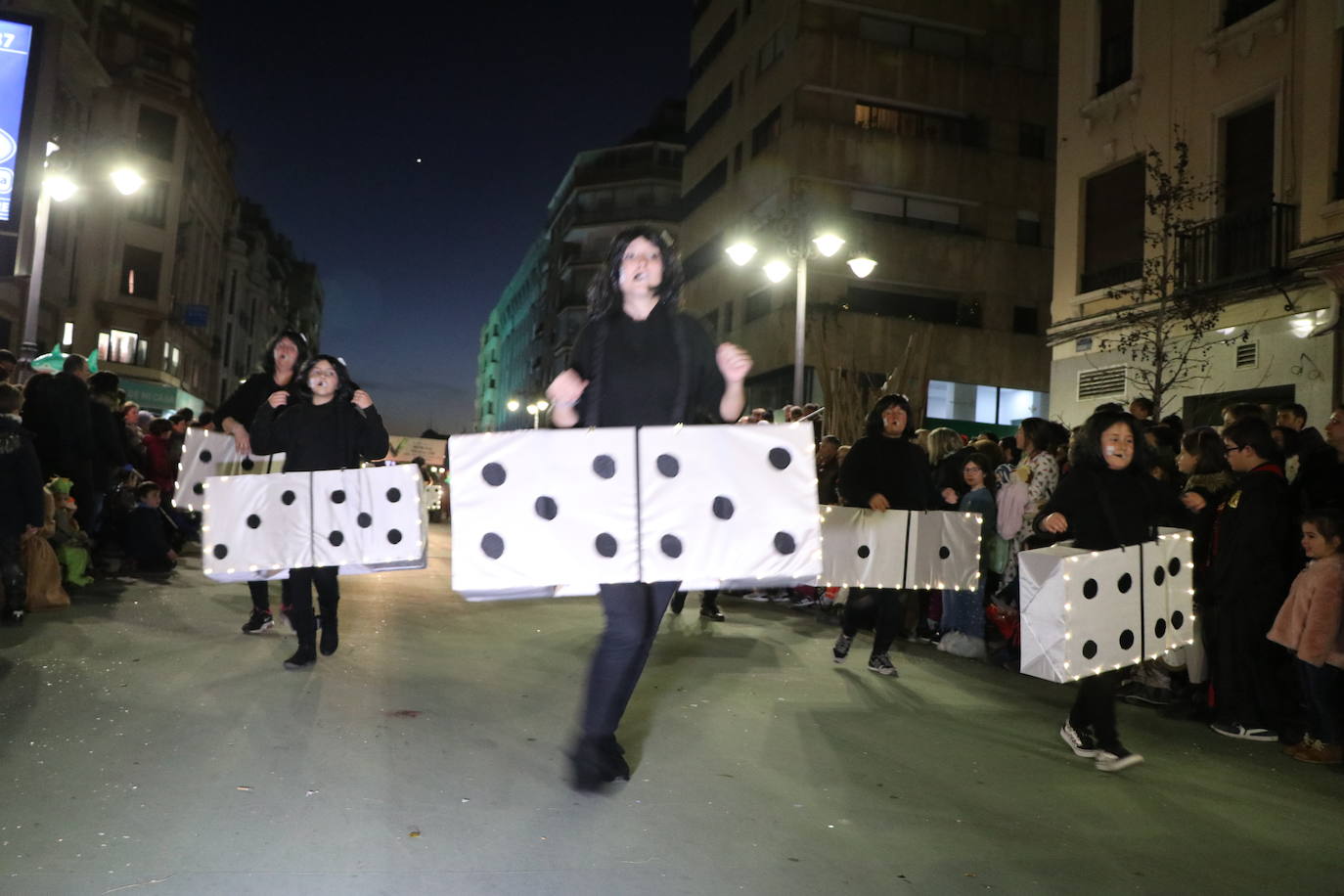 La mayor asistencia que se recuerda a una cabalgata en la capital llena de color y alegría las calles de la ciudad.