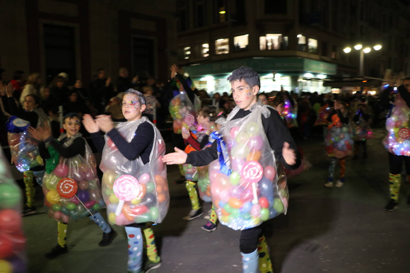 La mayor asistencia que se recuerda a una cabalgata en la capital llena de color y alegría las calles de la ciudad.