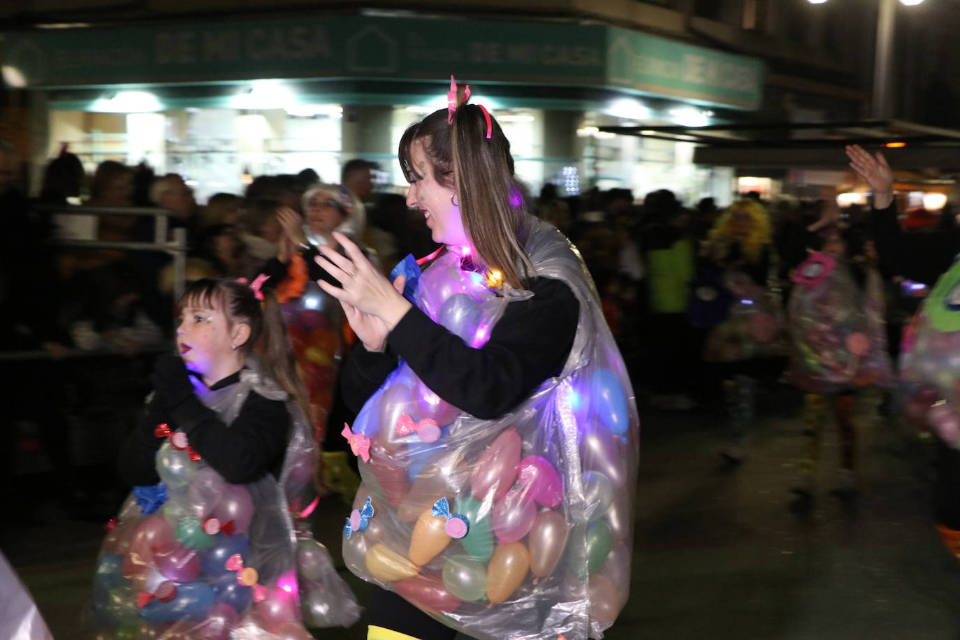 La mayor asistencia que se recuerda a una cabalgata en la capital llena de color y alegría las calles de la ciudad.