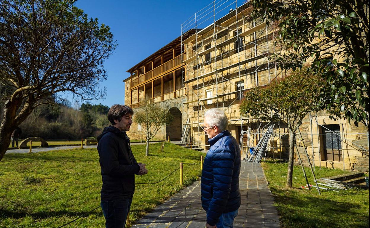 El diputado de Cultura, Arte y Patrimonio, Pablo López Presa, ha visitado el municipio berciano de Vega de Espinareda para comprobar el estado del monasterio de San Andrés.