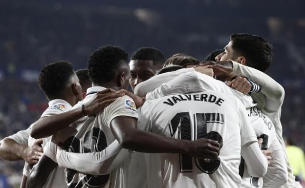 Los jugadores del Real Madrid celebrando la victoria 