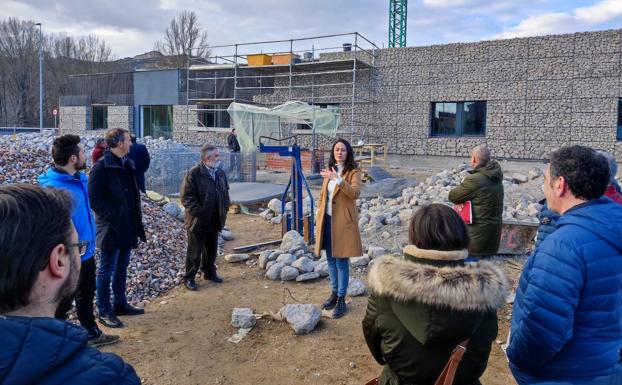 Visita a las obras de construcción del centro médico.