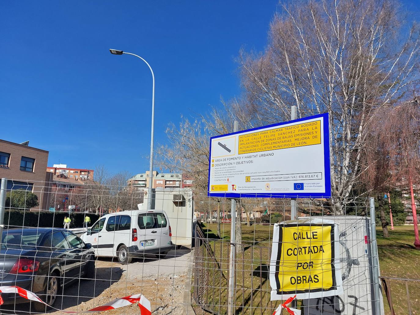 El barrio de La Palomera se encuentra inmerso en dos procesos que cambiarán el aspecto de dos zonas emblemáticas: la explanada del pabellón La Torre, que se transforma ya en el Parque de las Tierras Leonesas con más de un millón de inverisión, y la remodelación y calmado de tráfico del parque de Felipe Sánchez con 600.000 euros de inversión.