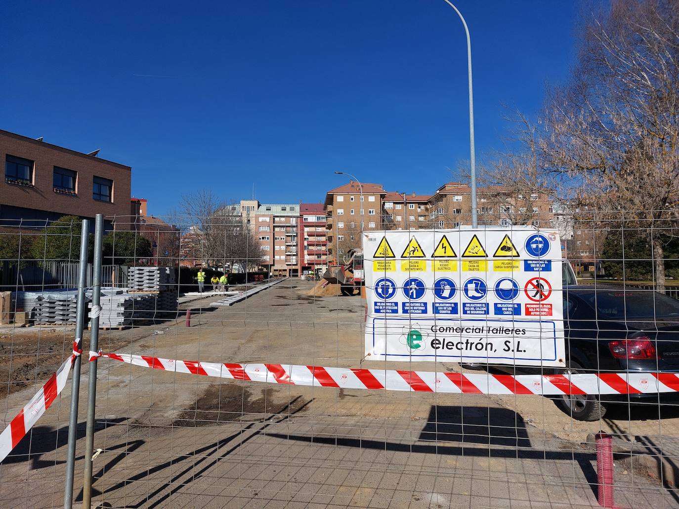 El barrio de La Palomera se encuentra inmerso en dos procesos que cambiarán el aspecto de dos zonas emblemáticas: la explanada del pabellón La Torre, que se transforma ya en el Parque de las Tierras Leonesas con más de un millón de inverisión, y la remodelación y calmado de tráfico del parque de Felipe Sánchez con 600.000 euros de inversión.