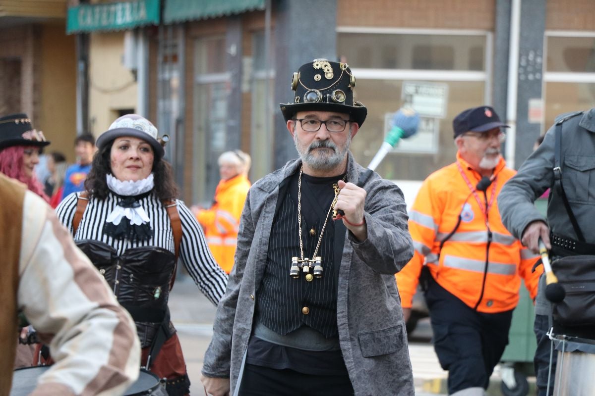 Los vecinos de La Robla han salido este domingo a la calle para llenarla de música, color y diversión en un desfile de Carnaval de record.