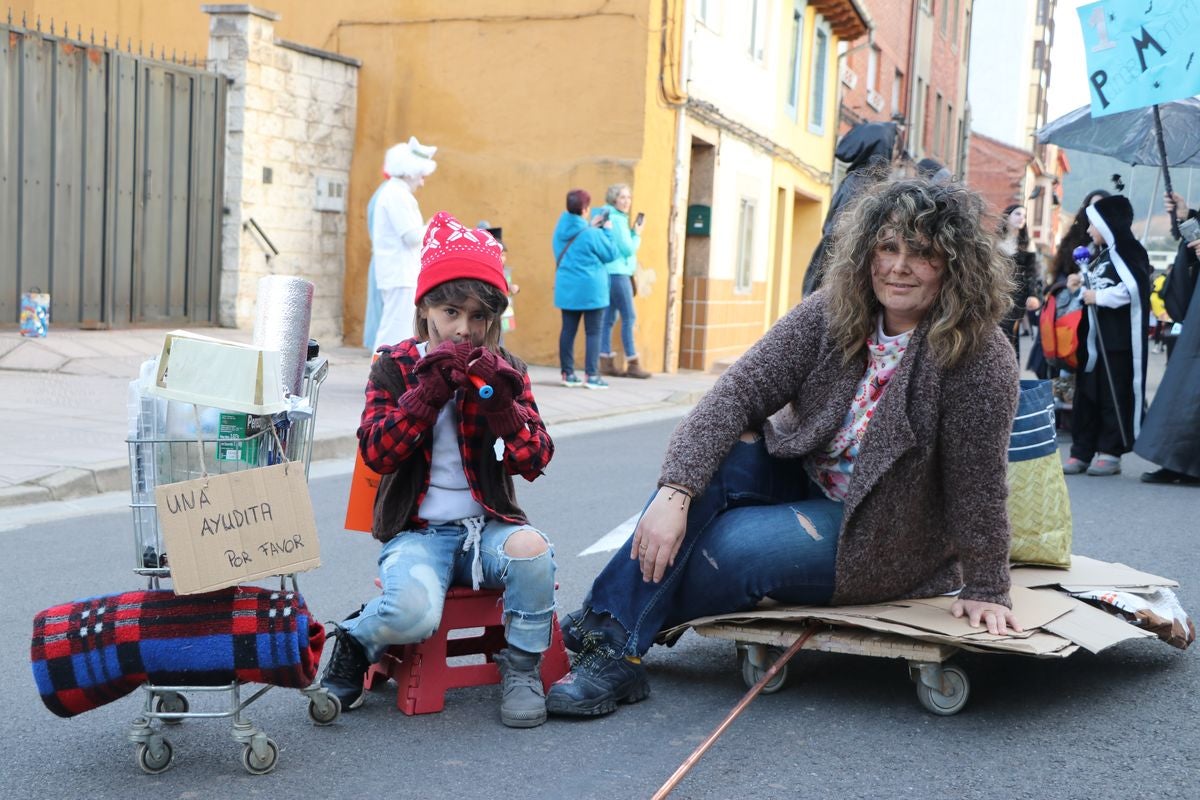 Los vecinos de La Robla han salido este domingo a la calle para llenarla de música, color y diversión en un desfile de Carnaval de record.