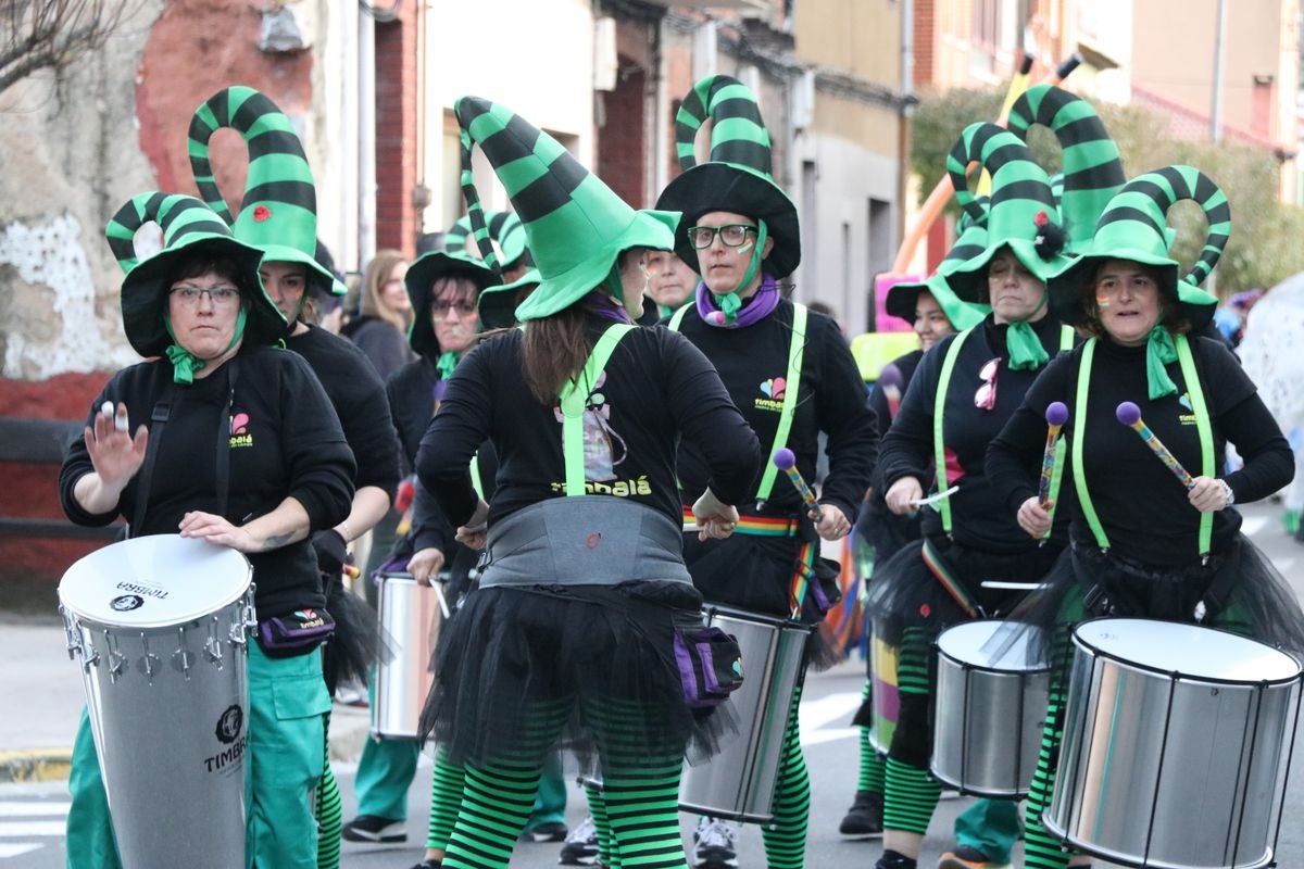 Los vecinos de La Robla han salido este domingo a la calle para llenarla de música, color y diversión en un desfile de Carnaval de record.