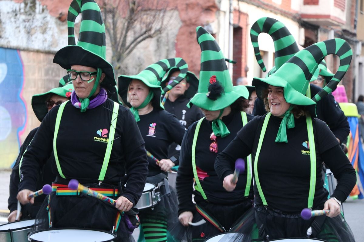 Los vecinos de La Robla han salido este domingo a la calle para llenarla de música, color y diversión en un desfile de Carnaval de record.