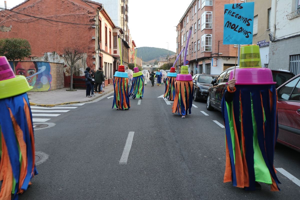 Los vecinos de La Robla han salido este domingo a la calle para llenarla de música, color y diversión en un desfile de Carnaval de record.