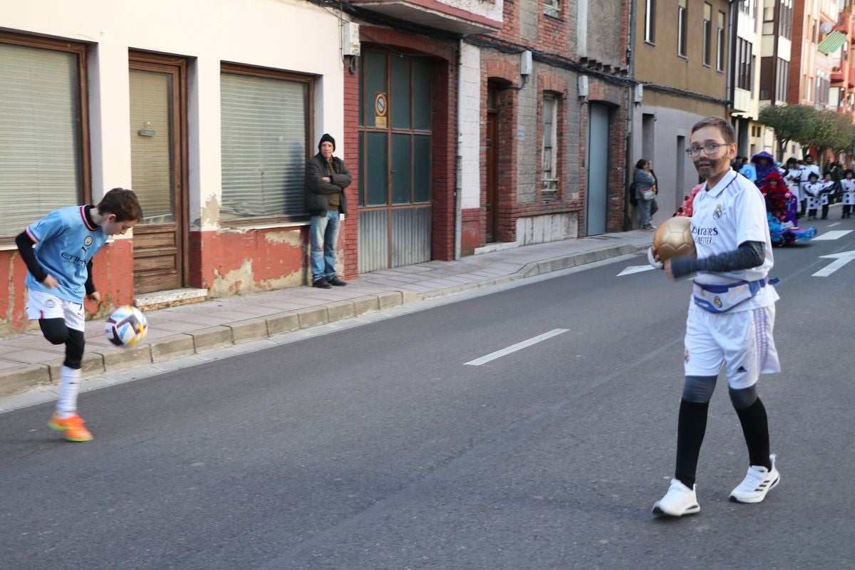 Los vecinos de La Robla han salido este domingo a la calle para llenarla de música, color y diversión en un desfile de Carnaval de record.