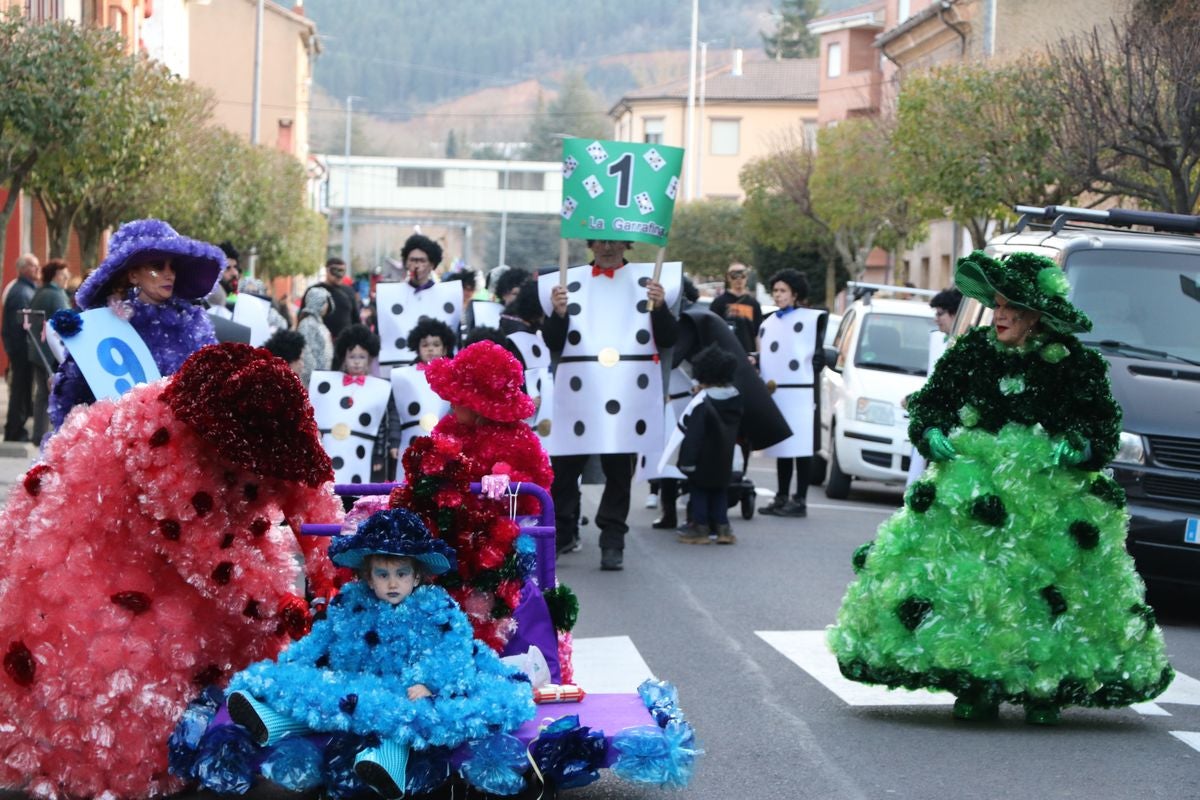 Los vecinos de La Robla han salido este domingo a la calle para llenarla de música, color y diversión en un desfile de Carnaval de record.