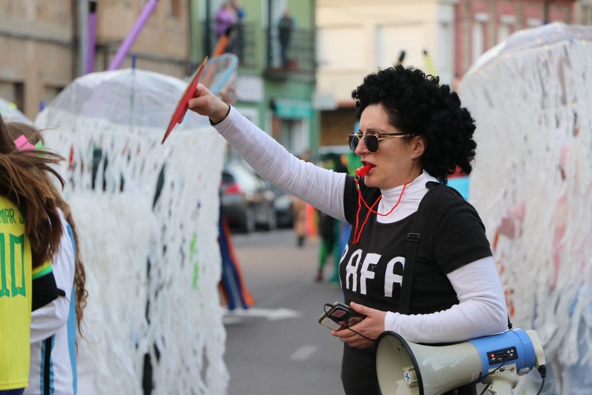 Los vecinos de La Robla han salido este domingo a la calle para llenarla de música, color y diversión en un desfile de Carnaval de record.