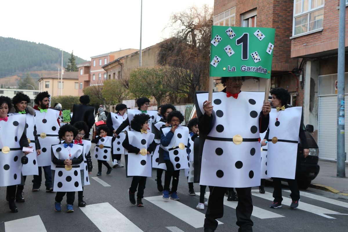 Los vecinos de La Robla han salido este domingo a la calle para llenarla de música, color y diversión en un desfile de Carnaval de record.