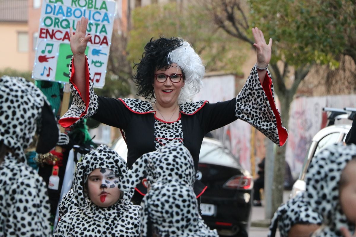 Los vecinos de La Robla han salido este domingo a la calle para llenarla de música, color y diversión en un desfile de Carnaval de record.