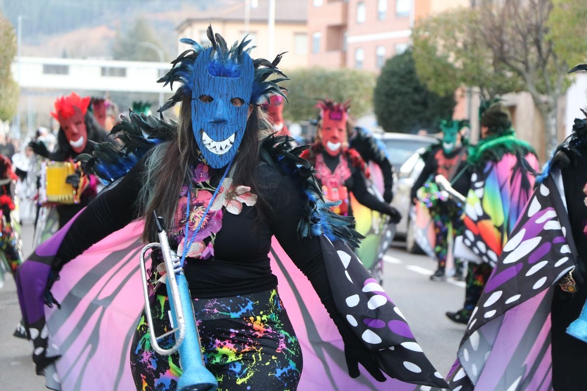 Los vecinos de La Robla han salido este domingo a la calle para llenarla de música, color y diversión en un desfile de Carnaval de record.