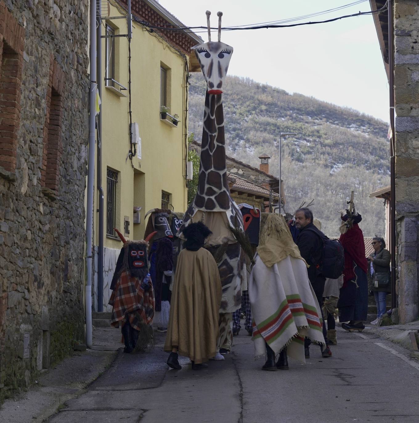 Dicen en Villalfeide que sus 'Caretos' «no son los más bonitos», pero están orgullosos de haber recuperado una tradición.