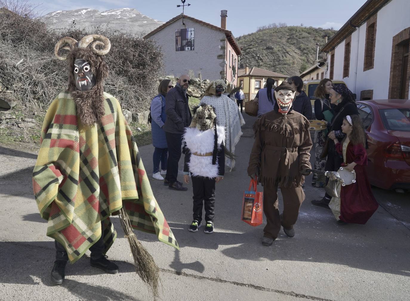 Dicen en Villalfeide que sus 'Caretos' «no son los más bonitos», pero están orgullosos de haber recuperado una tradición.