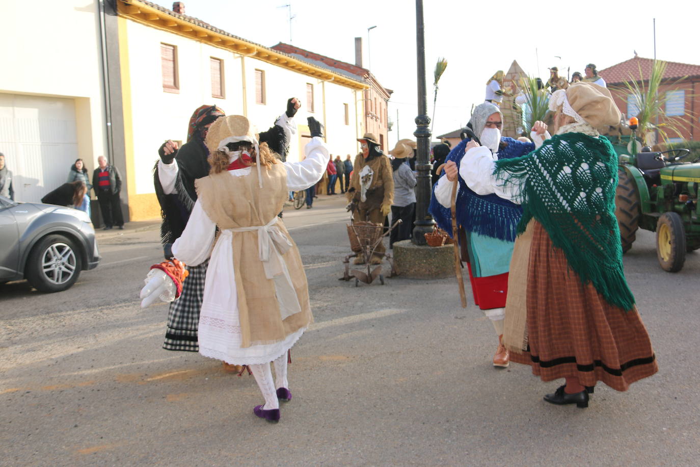 Toros y toreros varean a todos los que se acercan al antruejo de Alcoba