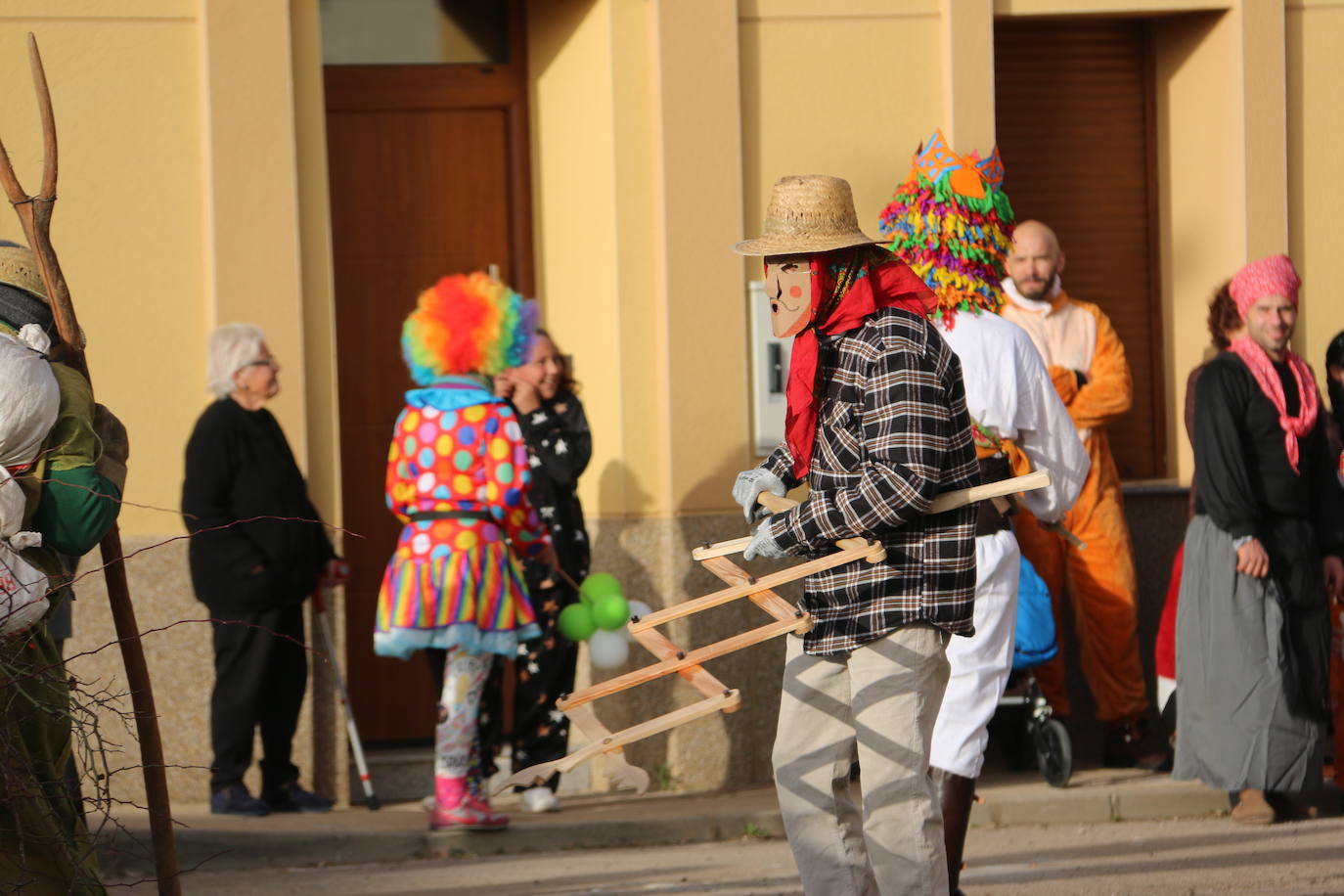 Toros y toreros varean a todos los que se acercan al antruejo de Alcoba