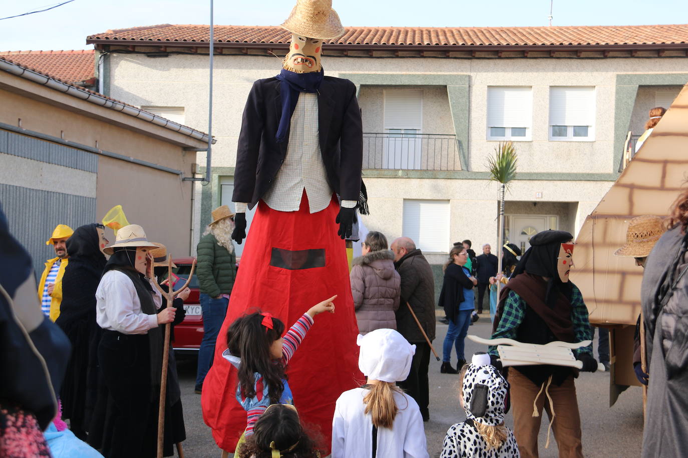 Toros y toreros varean a todos los que se acercan al antruejo de Alcoba