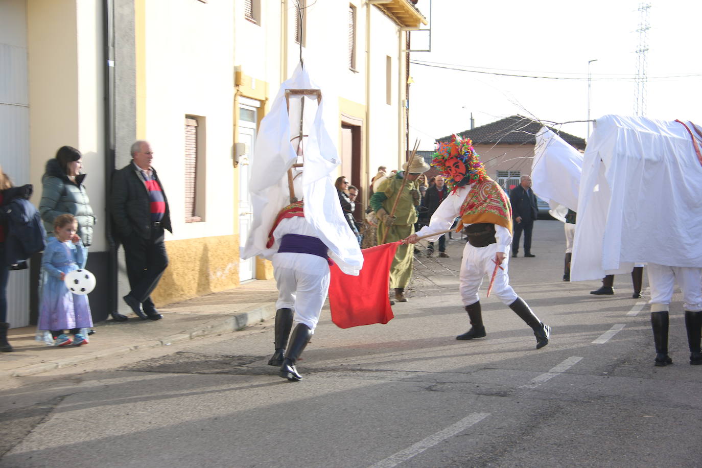 Toros y toreros varean a todos los que se acercan al antruejo de Alcoba