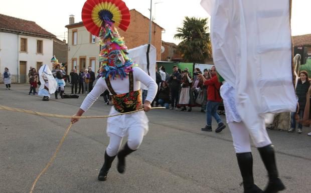 Los guirrios de Velilla hicieron bailar a los toros. 