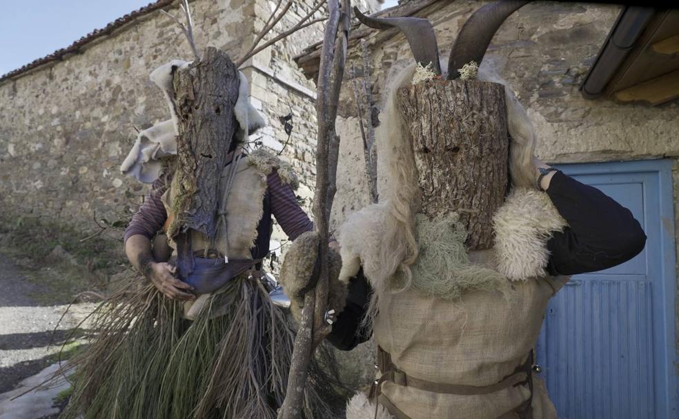 Celebración del antruejo de Los Caretos en Villalfeide, en la provincia de León.