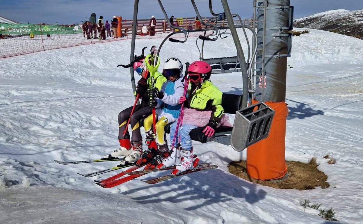 Fin de semana de Carnaval para disfrutar de la nieve y el sol en la estación invernal de Leitariegos.