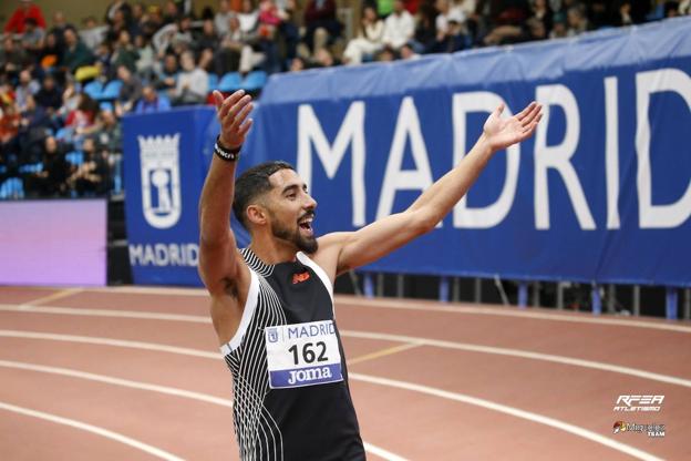 Saúl Ordóñez celebra su victoria en 800 metros.