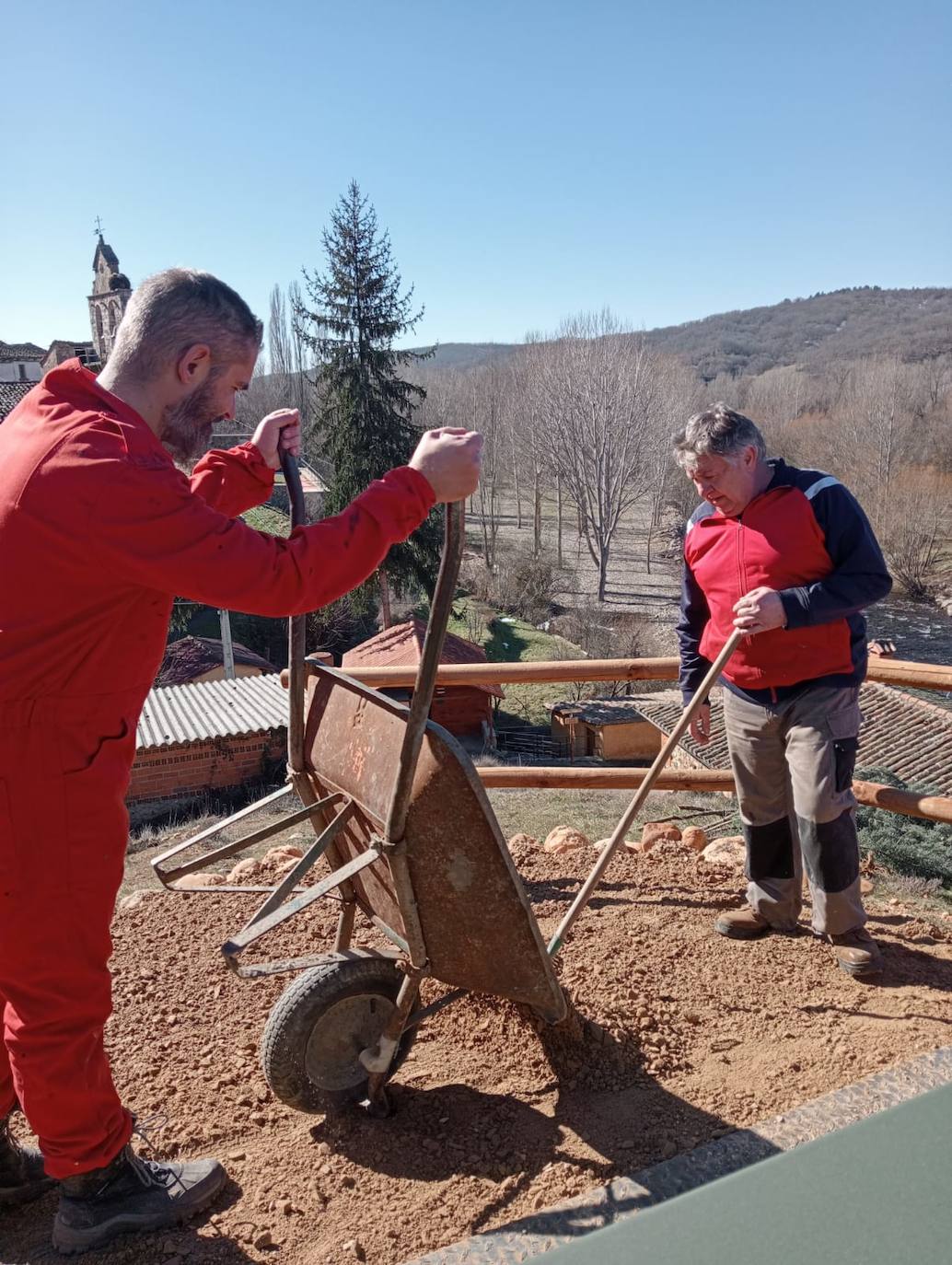 Los vecinos, en hacendera, participaron en la construcción de esta zona.