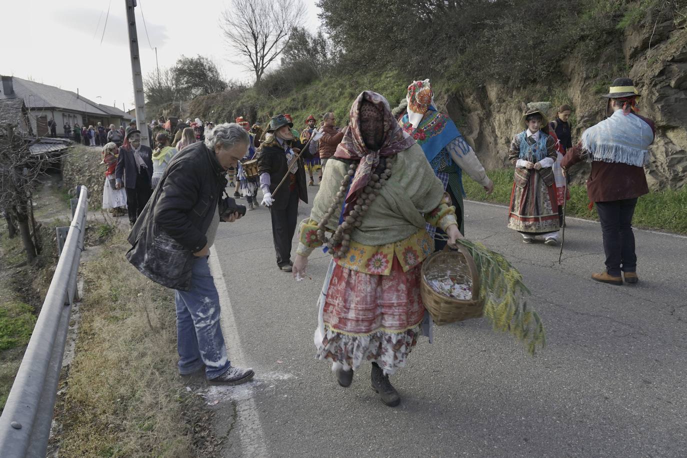 Los protagonistas, una veintena, portaron las tradicionales máscaras hechas con cráneos de animales, así como otros ropajes y elementos de la naturaleza.