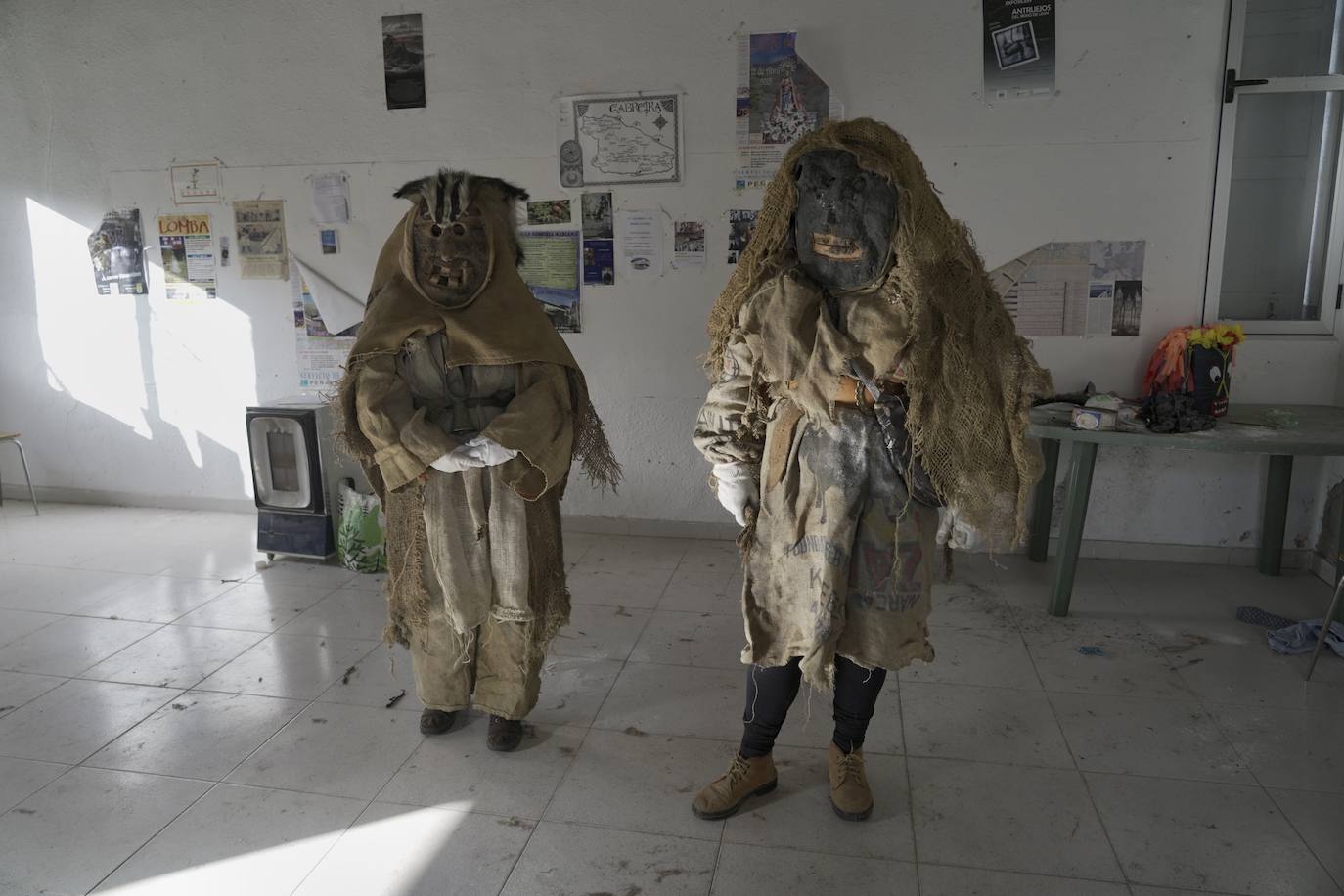 Los protagonistas, una veintena, portaron las tradicionales máscaras hechas con cráneos de animales, así como otros ropajes y elementos de la naturaleza.